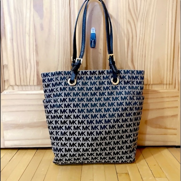 LIKE NEW❗️AUTHENTIC MICHAEL KORS JET SET MONOGRAM TOTE - Picture 5 of 14